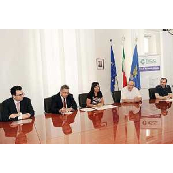 Angela Brandi (Assessore al Lavoro), Giovanni Fania (segretario regionale CISL), Giuseppe Graffi Brunoro (presidente BCC FVG) ed altri al tavolo dell’incontro. (Trieste, 29/06/11)