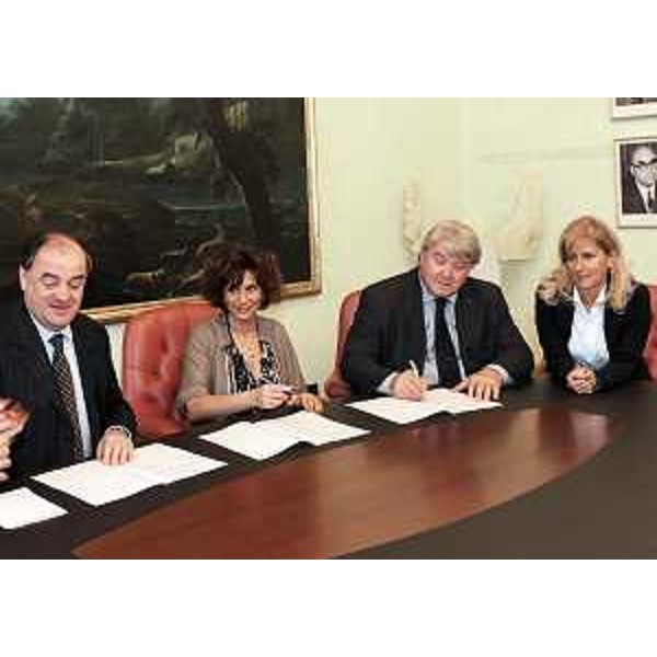 Roberto Molinaro (assessore Istruzione, Famiglia, Associazionismo) e Elio De Anna (assessore Cultura, Sport, Relazioni internazionali e comunitarie); in mezzo a loro Paola Muratori (direttore regionale Agenzia delle Entrate). (Trieste, 30/06/2011) 