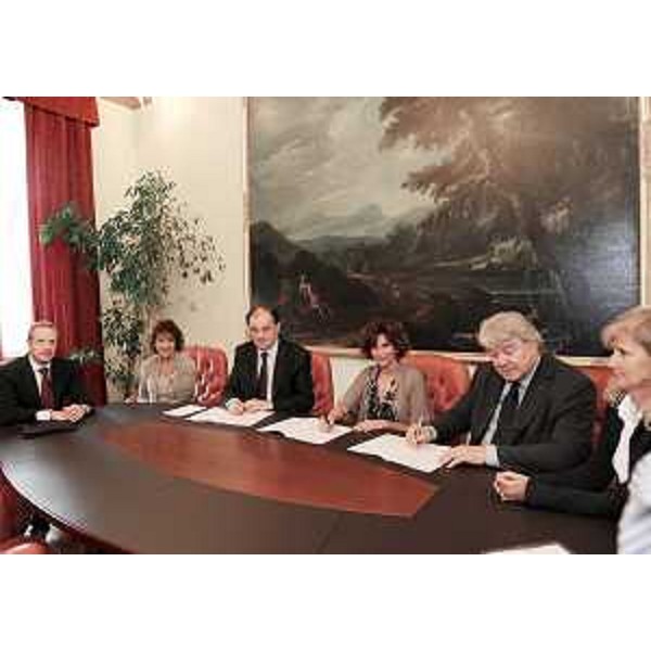 Roberto Molinaro (assessore Istruzione, Famiglia, Associazionismo) e Elio De Anna (assessore Cultura e Sport, Relazioni internazionali e comunitarie) al tavolo dell’incontro e firma del protocollo d’intesa con l’Agenzia delle Entrate. (Trieste, 30/06/2011)