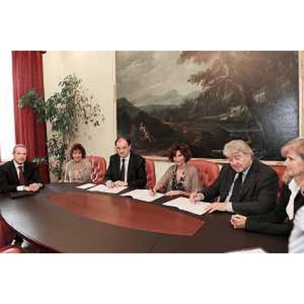 Roberto Molinaro (assessore Istruzione, Famiglia, Associazionismo) e Elio De Anna (assessore Cultura e Sport, Relazioni internazionali e comunitarie) al tavolo dell’incontro e firma del protocollo d'intesa con l'Agenzia delle Entrate. (Trieste, 30/06/11)