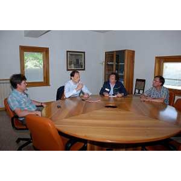 Luca Ciriani (vicepresidente Friuli Venezia Gilia) durante l’incontro con Marcello Cedolin (vicesindaco di Sequals) e Gianpiero Blarasin (assessore comunale). (Sequals, 01/07/11)