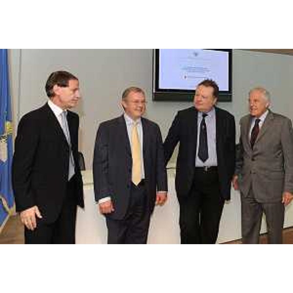 Andrea Garlatti (Assessore regionale Funzione pubblica) con Luciano Di Bernardo (Direttore Banca Popolare di Cividale), Stefano Miani (Direttore CIWE–Centro Interdipartimentale di ricerca sul Welfare–Università Udine) e Lorenzo Pelizzo (Presidente Banca Popolare di Cividale) in occasione della conferenza stampa sul Fondo Pensioni regionale. (Udine 01/07/11)
