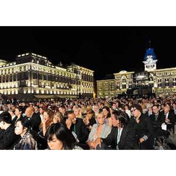 Pubblico in piazza Unità d'Italia per la festa d'inaugurazione di "Favolosa", nave da crociera Costa. (Trieste 02/07/11)