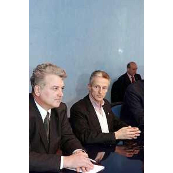 Riccardo Illy (Presidente Regione Friuli Venezia Giulia) con Boris Zivec (Sottosegretario del Ministero dei Trasporti sloveno) alla firma della convenzione per l'avvio dello studio di fattibilità per la realizzazione della tratta italo-slovena. (Trieste 21/12/06)