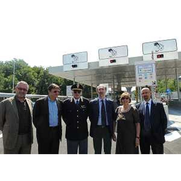 Daniel Jarc (Assessore Lavori pubblici Doberdò del Lago), Giorgio Santuz (Presidente FVG Strade), Luciano D'Agata (Comandante Polstrada FVG), Riccardo Riccardi (Assessore regionale Viabilità e Trasporti), Maria Augusta Marrosu (Prefetto Gorizia) e Roberto Sgalla (Direttore centrale Polstrada) al casello autostradale. (Lisert 06/07/11)