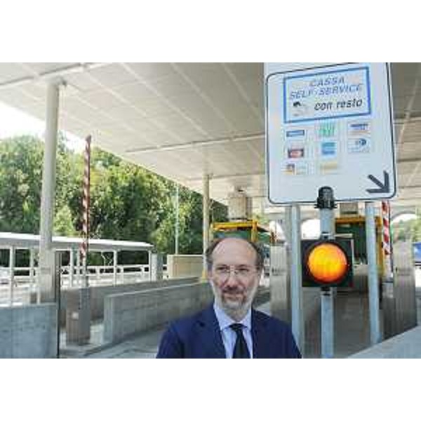 Riccardo Riccardi (Assessore regionale Viabilità e Trasporti) al casello autostradale. (Lisert 06/07/11)