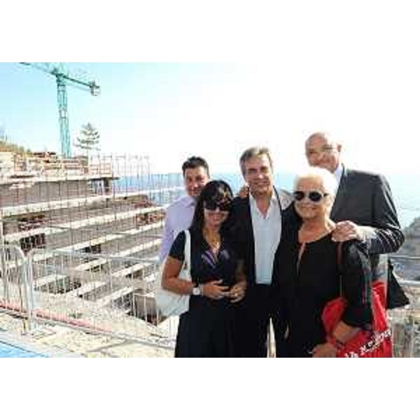 Angela Brandi (Assessore regionale Lavoro), Giorgio Ret (Sindaco Duino Aurisina), Silvia Acerbi (Vicepresidente Informest) e Cesare Bulfon (Project leader Portopiccolo) alla cerimonia per il completamento del tetto del primo edificio residenziale di Portopiccolo. (Sistiana 12/07/11)