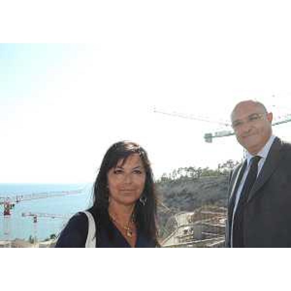 Angela Brandi (Assessore regionale Lavoro) e Cesare Bulfon (Project leader Portopiccolo) alla cerimonia per il completamento del tetto del primo edificio residenziale di Portopiccolo. (Sistiana 12/07/11)