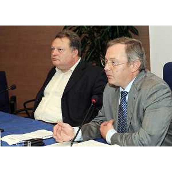 Stefano Miani (Direttore CIWe) e Andrea Garlatti (Assessore regionale Funzione pubblica, Autonomie locali e Coordinamento Riforme) durante l'incontro con OO.SS., categorie economiche ed istituti di credito per l'avvio della costituzione del Fondo pensioni regionale. (Udine 13/07/11)