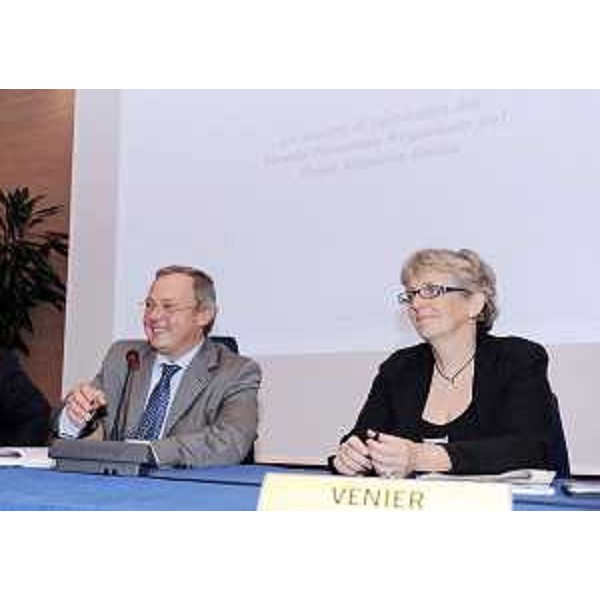 Andrea Garlatti (Assessore regionale Funzione pubblica, Autonomie locali e Coordinamento Riforme) e Alessandra Vernier (Direttore Servizio amministrazione personale regionale) durante l'incontro con OO.SS., categorie economiche ed istituti di credito per l'avvio della costituzione del Fondo pensioni regionale. (Udine 13/07/11)