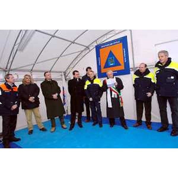 Riccardo Illy (Presidente Regione Friuli Venezia Giulia) con Gianfranco Moretton (Vicepresidente, Assessore regionale all'ambiente, lavori pubblici e protezione civile e Commissario straordinario per la ricostruzione), Ettore Rosato (Sottosegretario agli Interni) e Guido Bertolaso (Capo Dipartimento Nazionale della Protezione Civile) all'inaugurazione del ponte a Pietratagliata. (Pontebba 28/12/06)