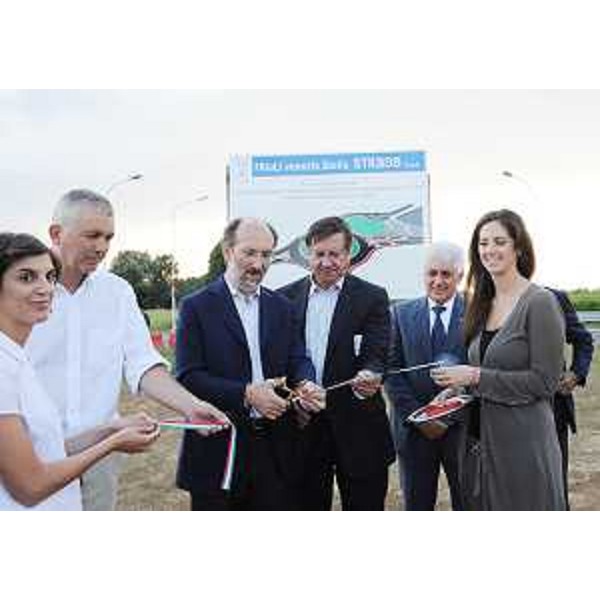 Riccardo Riccardi (Assessore regionale Viabilità e Trasporti) e Giorgio Santuz (Presidente FVG Strade) all'inaugurazione della rotatoria di Scodovacca, all'incrocio tra la strada statale 14 e le vie Chiozza e Veneto. (Cervignano del Friuli 15/07/11)