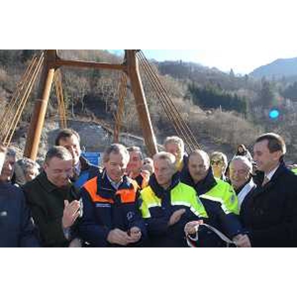 Riccardo Illy (Presidente Regione Friuli Venezia Giulia) con Alessandro Tesini (Presidente del Consiglio Regionale), Ettore Rosato (Sottosegretario agli Interni) e Guido Bertolaso (Capo Dipartimento Nazionale della Protezione Civile) all'inaugurazione del ponte a Pietratagliata. (Pontebba 28/12/06)