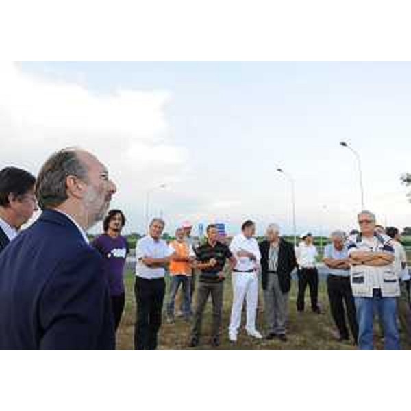 Riccardo Riccardi (Assessore regionale Viabilità e Trasporti) all'inaugurazione della rotatoria di Scodovacca, all'incrocio tra la strada statale 14 e le vie Chiozza e Veneto. (Cervignano del Friuli 15/07/11)