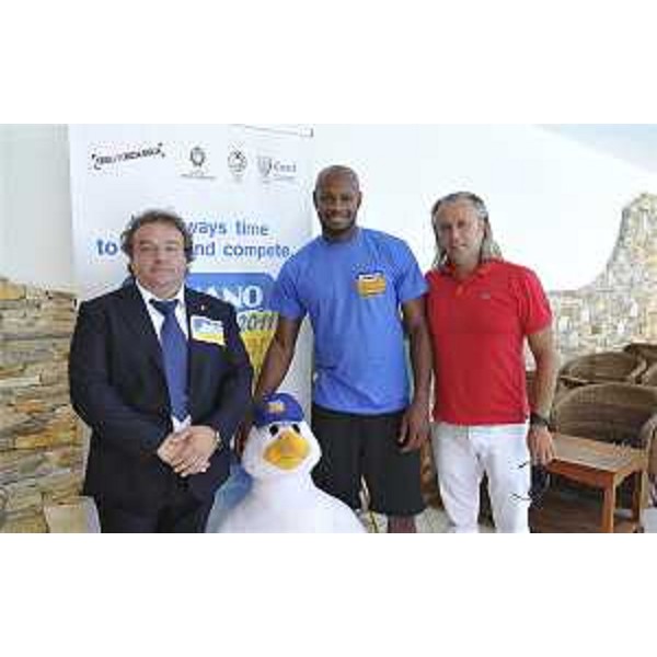 Silvano Delzotto (Sindaco Lignano), Asafa Powell (Atleta velocista) e Gianni Iermano (Vicesindaco Lignano). (Lignano 16/07/11)
