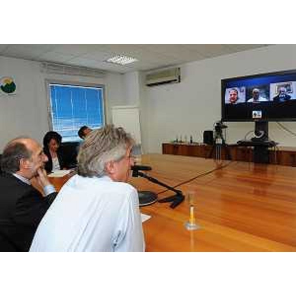 Renzo Tondo (Presidente Friuli Venezia Giulia) e Riccardo Riccardi (Assessore regionale Infrastrutture) in videoconferenza con rappresentanti di Insiel, ministero dello Sviluppo economico, Comunità montana della Carnia e nove sindaci della Carnia, dalla sede Agemont. (Amaro 18/07/11)