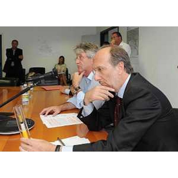 Renzo Tondo (Presidente Friuli Venezia Giulia) e Riccardo Riccardi (Assessore regionale Infrastrutture) in videoconferenza con rappresentanti di Insiel, ministero dello Sviluppo economico, Comunità montana della Carnia e nove sindaci della Carnia, dalla sede Agemont. (Amaro 18/07/11)