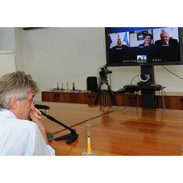 Renzo Tondo (Presidente Friuli Venezia Giulia) in videoconferenza con rappresentanti di Insiel, ministero dello Sviluppo economico, Comunità montana della Carnia e nove sindaci della Carnia, dalla sede Agemont. (Amaro 18/07/11)