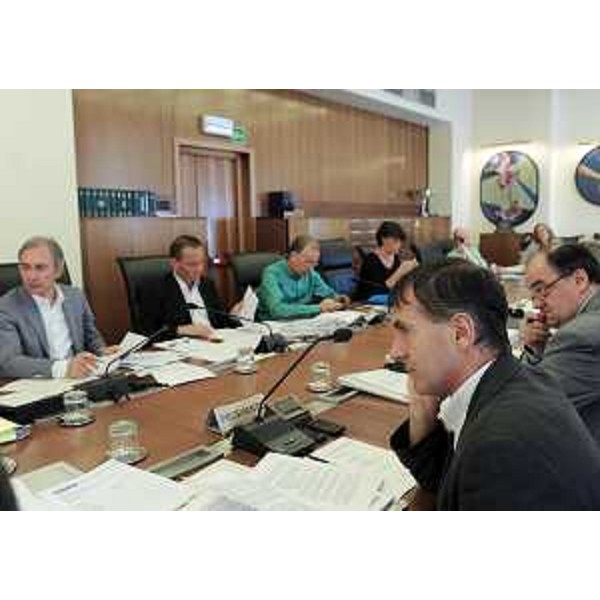 Piero Camber (Presidente VI Commissione consiliare) e Roberto Molinaro (Assessore regionale Istruzione) in VI Commissione per il parere sul Regolamento contenente le disposizioni per l'insegnamento della lingua friulana in FVG, in Consiglio regionale. (Trieste 19/07/11)