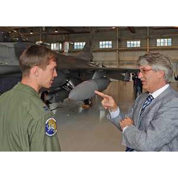 Renzo Tondo (Presidente Friuli Venezia Giulia) visita un hangar dell'aeroporto Pagliano e Gori, sede del 31° Fighter Wing e degli altri reparti USAF di stanza nel Pordenonese. (Aviano 20/07/11)