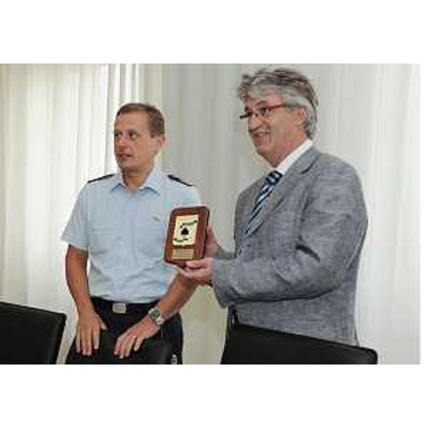 Luca Cappelli (Comandante aeroporto Pagliano e Gori) riceve Renzo Tondo (Presidente Friuli Venezia Giulia) all'aeroporto Pagliano e Gori, sede del 31° Fighter Wing e degli altri reparti USAF di stanza nel Pordenonese. (Aviano 20/07/11)