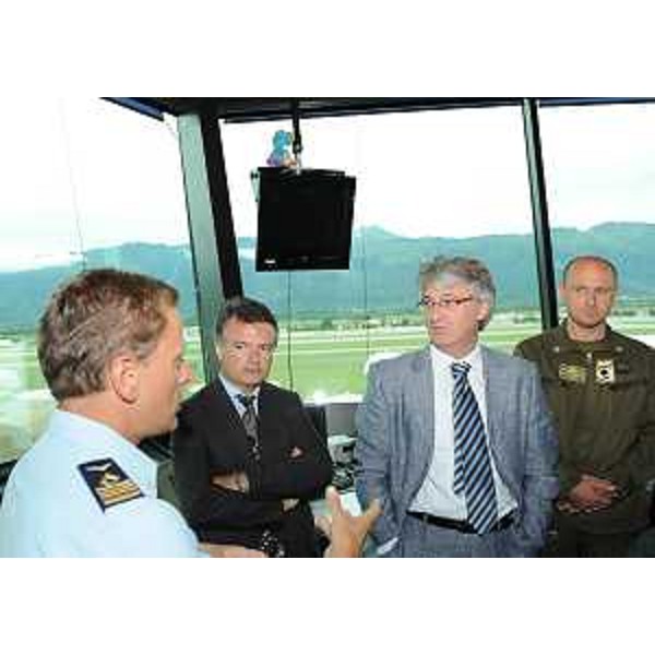 Luca Cappelli (Comandante aeroporto Pagliano e Gori) mostra la torre di controllo dell'aeroporto Pagliano e Gori, sede del 31° Fighter Wing e degli altri reparti USAF di stanza nel Pordenonese, a Renzo Tondo (Presidente Friuli Venezia Giulia). (Aviano 20/07/11)