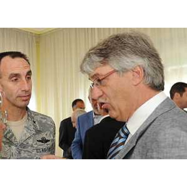 Scott J. Zobrist (Generale di brigata aerea, Comandante 31° Fighter Wing) e Renzo Tondo (Presidente Friuli Venezia Giulia) all'aeroporto Pagliano e Gori, sede del 31° Fighter Wing e degli altri reparti USAF di stanza nel Pordenonese. (Aviano 20/07/11)