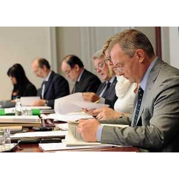 Da destra: gli assessori regionali Garlatti (Funzione pubblica), Savino (Finanze), De Anna (Relazioni internazionali), Molinaro (Istruzione), Riccardi (Infrastrutture, Mobilità) e Brandi (Lavoro) durante la riunione della Giunta regionale. (Trieste 22/07/11)