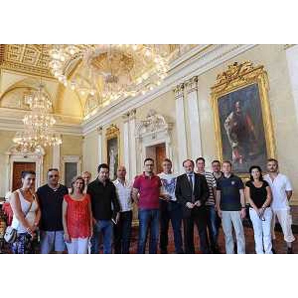 Roberto Molinaro (Assessore regionale Istruzione, Università, Ricerca, Famiglia, Associazionismo e Cooperazione) con giovani partecipanti a "Let's Meet in Gemona - In Dialogue we trust" - "X European Youth Meet", nella sede della Regione. (Trieste 22/07/11)