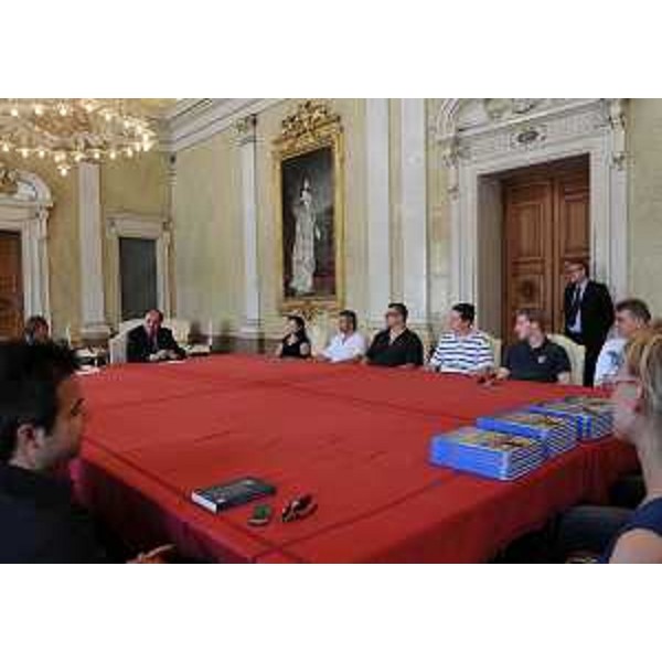 Roberto Molinaro (Assessore regionale Istruzione, Università, Ricerca, Famiglia, Associazionismo e Cooperazione) con giovani partecipanti a "Let's Meet in Gemona - In Dialogue we trust" - "X European Youth Meet", nella sede della Regione. (Trieste 22/07/11)