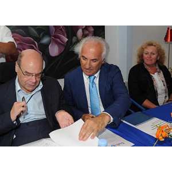 Vladimir Kosic e Remo Sernagiotto (Assessori Politiche Sociali Friuli Venezia Giulia e Veneto) e Christine Gaschler-Andreasch (Rappresentante Land carinzia) sottoscrivono il documento di prosecuzione del progetto A.Dri.A. (Alcohol Drinking Awareness). (Lignano Sabbiadoro 22/07/11)