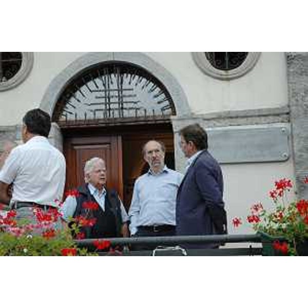 Don Vittorino Ghenga (Curatore Porzus), Riccardo Riccardi (Assessore regionale Viabilità) e Sandro Rocco (Sindaco Attimis) davanti alla Cappella delle Apparizioni. (Porzus 23/07/11)