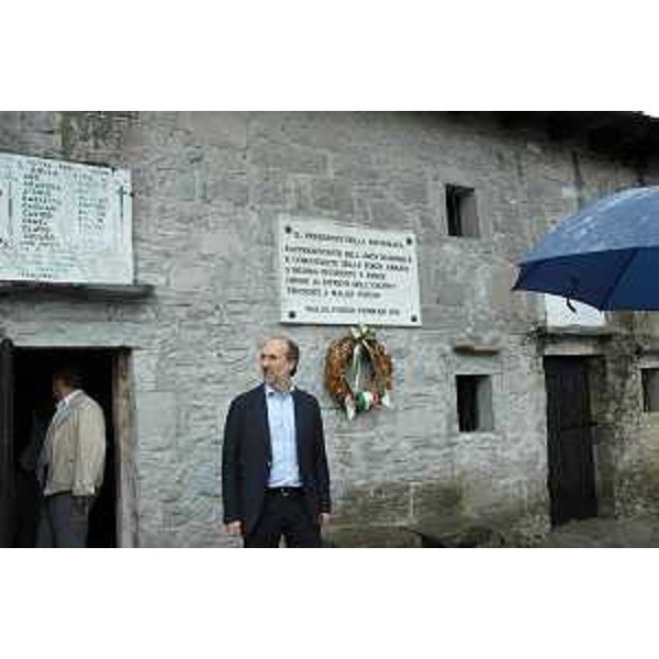 Riccardo Riccardi (Assessore regionale Viabilità) davanti al Monumento nazionale della Malga di Porzus. (Porzus 23/07/11)