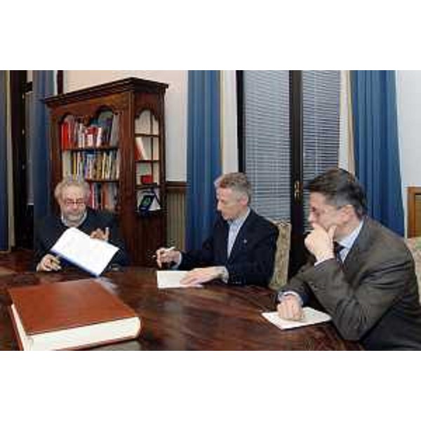 Riccardo Illy (Presidente Regione Friuli Venezia Giulia) con Ezio Beltrame (Assessore regionale alla salute e protezione sociale) e Lionello Barbina (Direttore Generale dell'Agenzia Regionale della Sanità (già vicedirettore centrale)) ritratti in occasione della firma dei contratti dei quattro direttori generali della sanità del Friuli Venezia Giulia. (Trieste 29/12/06)