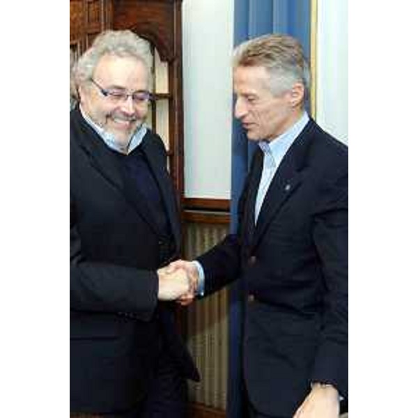 Riccardo Illy (Presidente Regione Friuli Venezia Giulia) con Lionello Barbina (Direttore Generale dell'Agenzia Regionale della Sanità (già vicedirettore centrale)) ritratti in occasione della firma dei contratti dei quattro direttori generali della sanità del Friuli Venezia Giulia. (Trieste 29/12/06)