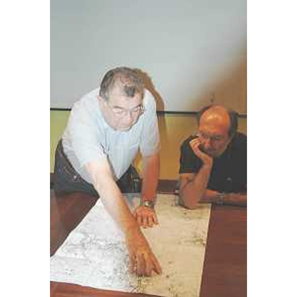 Aldo Burelli (Sindaco Fagagna) e Riccardo Riccardi (Assessore regionale Viabilità e Trasporti) durante l'incontro in Municipio sulla rotatoria detta "di Fagagna", tra la strada regionale 464 di Spilimbergo e la provinciale 10. (Fagagna 30/07/11)