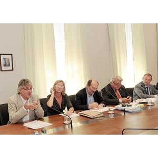 R.Tondo (Presidente Friuli Venezia Giulia) e gli assessori regionali S.Savino (Finanze), R.Riccardi (Infrastrutture e Lavori pubblici), E.De Anna (Cultura e Relazioni internazionali), A.Garlatti (Funzione pubblica e Autonomie locali) nel corso della conferenza stampa di illustrazione delle variazioni di bilancio. (Trieste 03/08/2011)