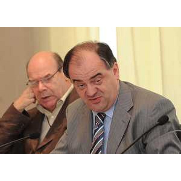 V.Kosic (Assessore regionale Salute, Integrazione socio sanitaria e Politiche sociali) e R.Molinaro (Assessore regionale Istruzione, Università, Ricerca, Famiglia, Associazionismo e Cooperazione) nel corso della conferenza stampa di illustrazione delle variazioni di bilancio 2011 e bilancio pluriennale 2011-2013, legiferate dal Consiglio regionale il 29 luglio scorso. (Trieste 03/08/2011)