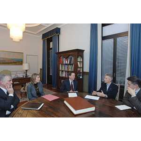 Riccardo Illy (Presidente Regione Friuli Venezia Giulia) con Ezio Beltrame (Assessore regionale alla salute e protezione sociale) e Giorgio Ros (Direttore Centrale) e Paolo Saltari (Direttore Generale dell'Azienda ospedaliera 'Santa Maria degli Angeli' di Pordenone) ritratti in occasione della firma dei contratti dei quattro direttori generali della sanità del Friuli Venezia Giulia. (Trieste 29/12/06)