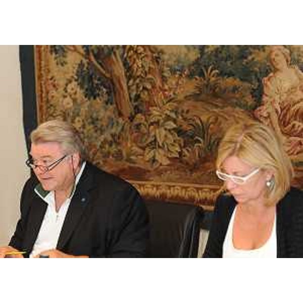 Elio De Anna (Assessore regionale Cultura, Sport, Relazioni internazionali e comunitarie) e Sandra Savino (Assessore regionale Finanze, Patrimonio e Programmazione) nel corso della riunione della Giunta regionale. (Trieste 05/08/11)