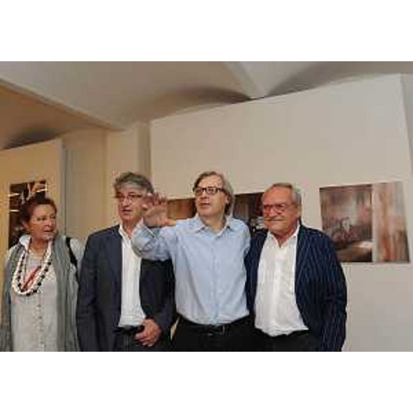 Renzo Tondo (Presidente Friuli Venezia Giulia) visita il Padiglione FVG della 54a Esposizione internazionale d'Arte della Biennale di Venezia, al Magazzino 26 del Porto Vecchio, con Vittorio Sgarbi (Curatore Biennale Diffusa). (Trieste 05/08/11)