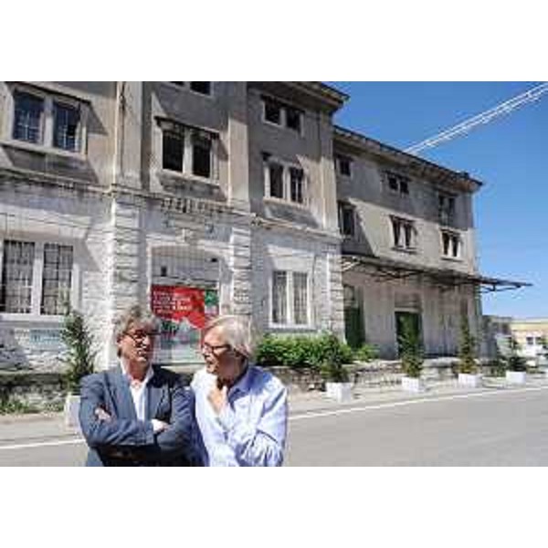 Renzo Tondo (Presidente Friuli Venezia Giulia) e Vittorio Sgarbi (Curatore Biennale Diffusa) al Magazzino 26 del Porto Vecchio. (Trieste 05/08/11)