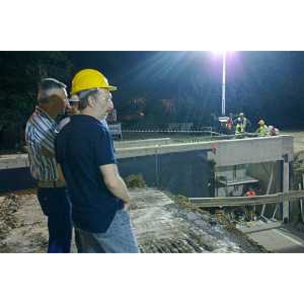 Riccardo Riccardi (Assessore Viablità e Trasporti) durante i lavori della posa del nuovo sottopasso pedonale lungo la strada regionale 56 di Gorizia in Comune di Buttrio. (Buttrio, 08/08/11)