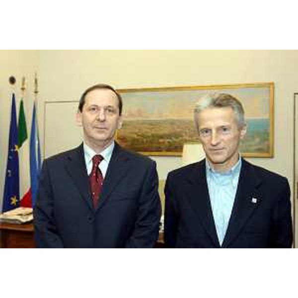 Riccardo Illy (Presidente Regione Friuli Venezia Giulia) con Paolo Saltari (Direttore Generale dell'Azienda ospedaliera 'Santa Maria degli Angeli' di Pordenone) ritratti in occasione della firma dei contratti dei quattro direttori generali della sanità del Friuli Venezia Giulia. (Trieste 29/12/06)
