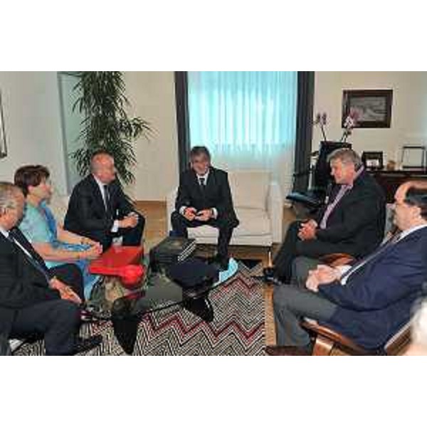 Renzo Tondo (Presidente della Regione Friuli Venezia Giulia) con Julian Fantino (Ministro federale aggiunto della Difesa Nazionale del Canada), sua moglie, Elio De Anna (Assessore regionale Cultura, Sport, Relazioni internazionali), Roberto Molinaro (Assessore regionale Istruzione, Università, Famiglia e Cooperazione) e Primo Di Luca (esponente comunità friulana canadese). (Udine, 09/08/11)