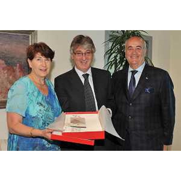Renzo Tondo (Presidente della Regione Friuli Venezia Giulia) con Julian Fantino (Ministro federale aggiunto della Difesa Nazionale del Canada) e sua moglie Liviana. (Udine, 09/08/11)