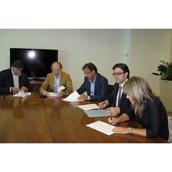 Riccardo Riccardi (Assessore Viabilità e Trasporti) con Giorgio Santuz Ppresidente FVG Strade) ed i sindaci Mauro di Bert (Pavia di Udine) ed Igor Treleani (Santa Maria La Longa) durante la firma della convenzione inerente i lavori per la realizzazione di una rotatoria tra i due territori comunali, lungo la SR 352 "di Grado". (Udine, 11/08/11)
