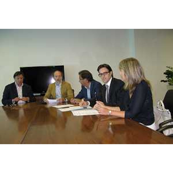 Riccardo Riccardi (Assessore Viabilità e Trasporti) con Giorgio Santuz Ppresidente FVG Strade) ed i sindaci Mauro di Bert (Pavia di Udine) ed Igor Treleani (Santa Maria La Longa) durante la firma della convenzione inerente i lavori per la realizzazione di una rotatoria tra i due territori comunali, lungo la SR 352 "di Grado". (Udine, 11/08/11)