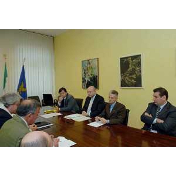 Riccardo Illy (Presidente Regione Friuli Venezia Giulia) con Enzo Marsilio (Assessore regionale alle risorse agricole, naturali, forestali e montagna) e Luca Vidoni (Presidente di Promotur) ritratti in occasione della riunione sul collegamento Piancavallo - Alpago. (Udine 08/01/07)
