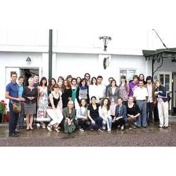 Foto di gruppo dei giovani - tra cui alcuni provenienti dall'Università degli Studi di Trieste – che hanno partecipato al seminario AEBR (Assemblea Regioni di confine) tenutosi in Carelia (Finlandia). (Trieste, 16/08/11)